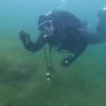 Potápěč s maskou a brýlemi prozkoumává podmořské zázraky Jezero Most.