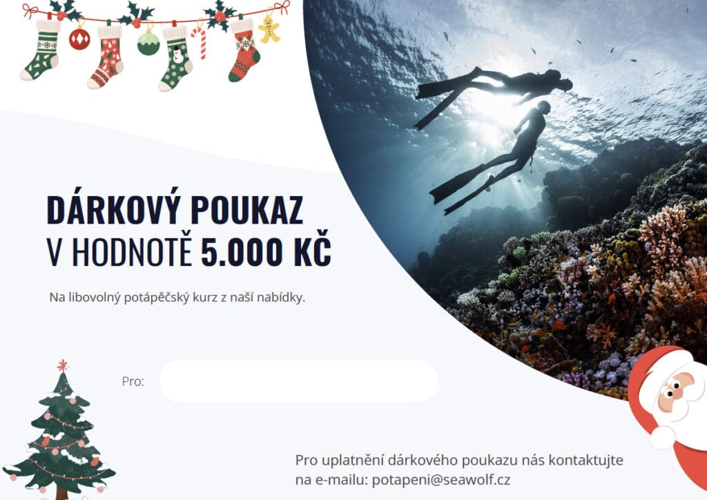 Dárkový poukaz na kurz potápění v hodnotě 5 000 Kč s podmořskou scénou s potápěči a korály a slavnostní výzdobou včetně Santa a vánočního stromečku.